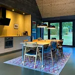Casa vacanze Architect-designed Retreat In Private Woods Give