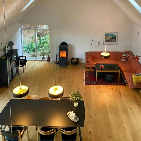 Architect-designed Retreat In Private Woods *