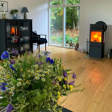 Dom wakacyjny Architect-designed Retreat In Private Woods *