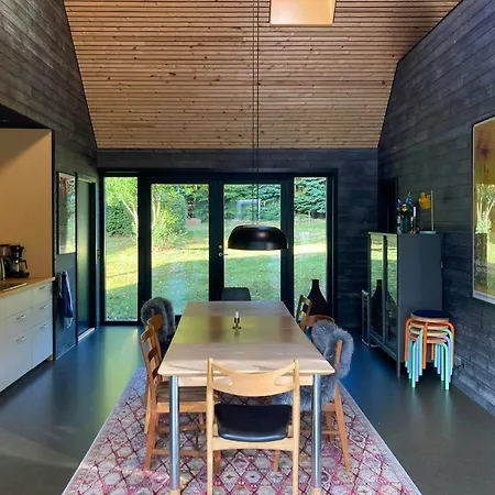 Holiday home Architect-designed Retreat In Private Woods Give