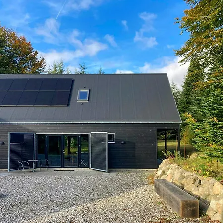 Architect-designed Retreat In Private Woods *